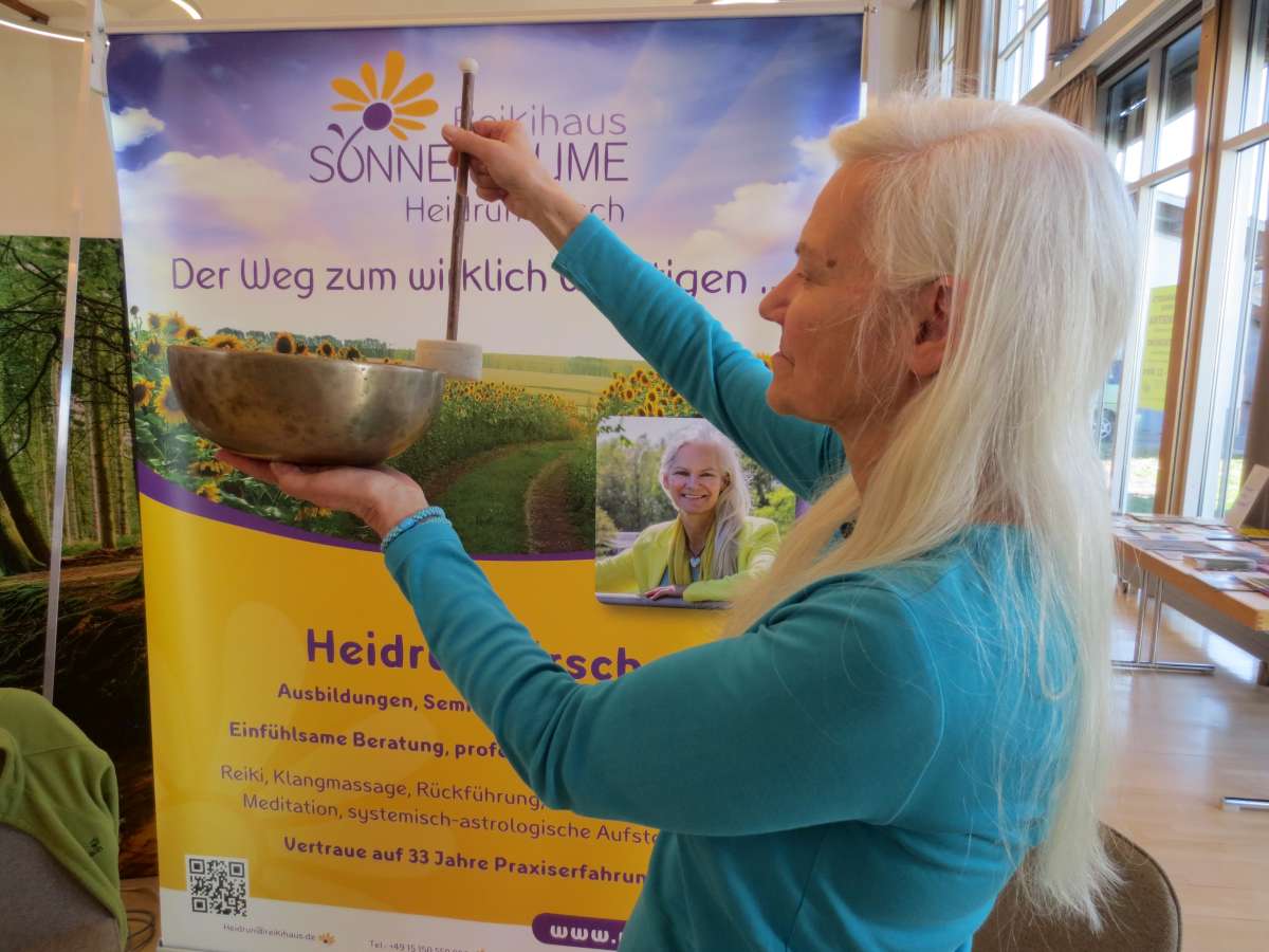 Heidrun Kirsch mit Klangschale